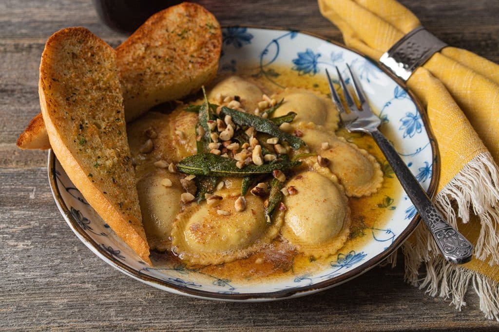 ravioli pastini plate with bread