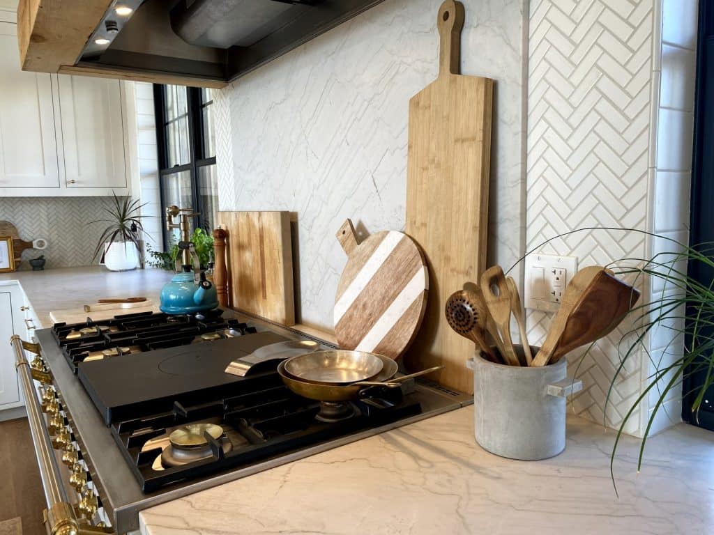 Modern kitchen stove with a white, neutral stone backsplash