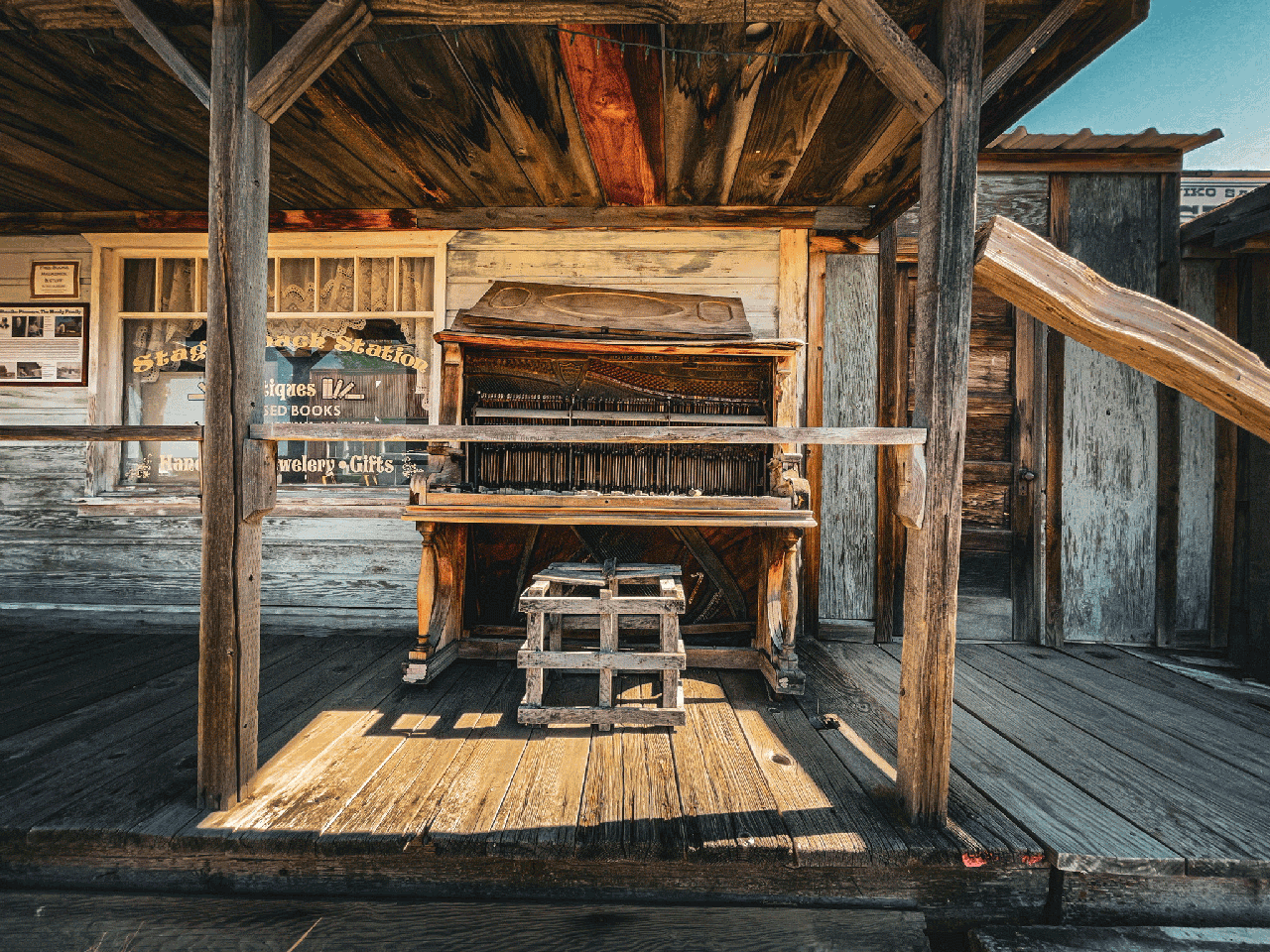 Old piano in Shaniko