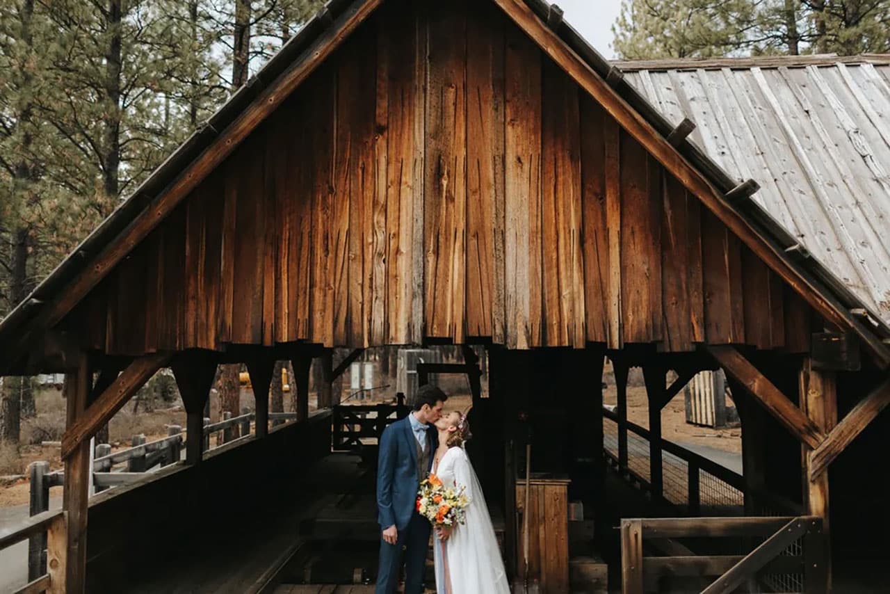 High Desert Museum wedding couple kissing.