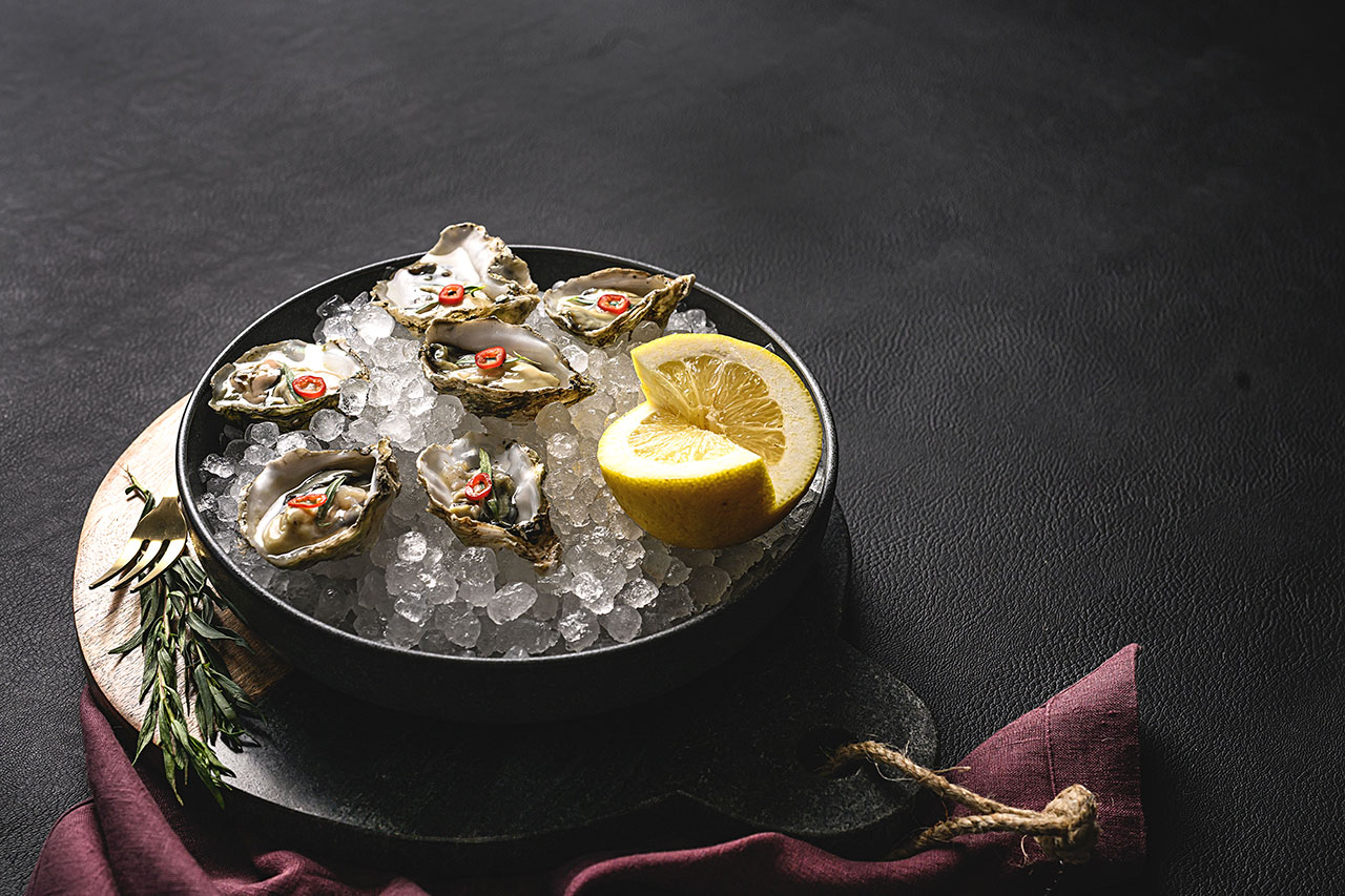 oysters on ice in black bowl from the Hudson